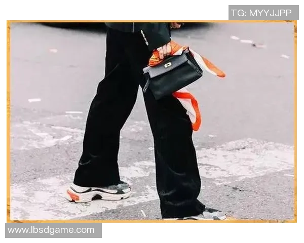 足球明星时尚新宠手拿包引领潮流风尚彰显个性魅力