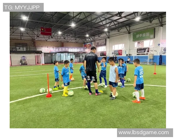 国外足球明星在抖音上分享训练日常与生活趣事引发热潮